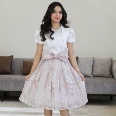 صورة طقم تيور لمعة لحمي بفيونكة كبيرة وأكمام مبتكرة واكسسوار رقبة - M3793 ملحوظة تم تغيير شكل الفيونكة الى صغيره في الصور